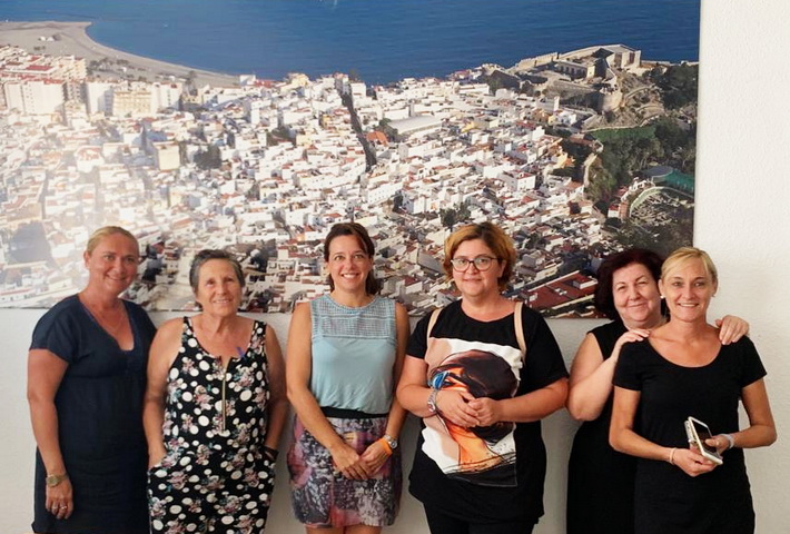 La edil de obras y mantenimiento Beatriz González, recoge las demandas de los vecinos del Castillo de San Miguel para buscar soluciones.